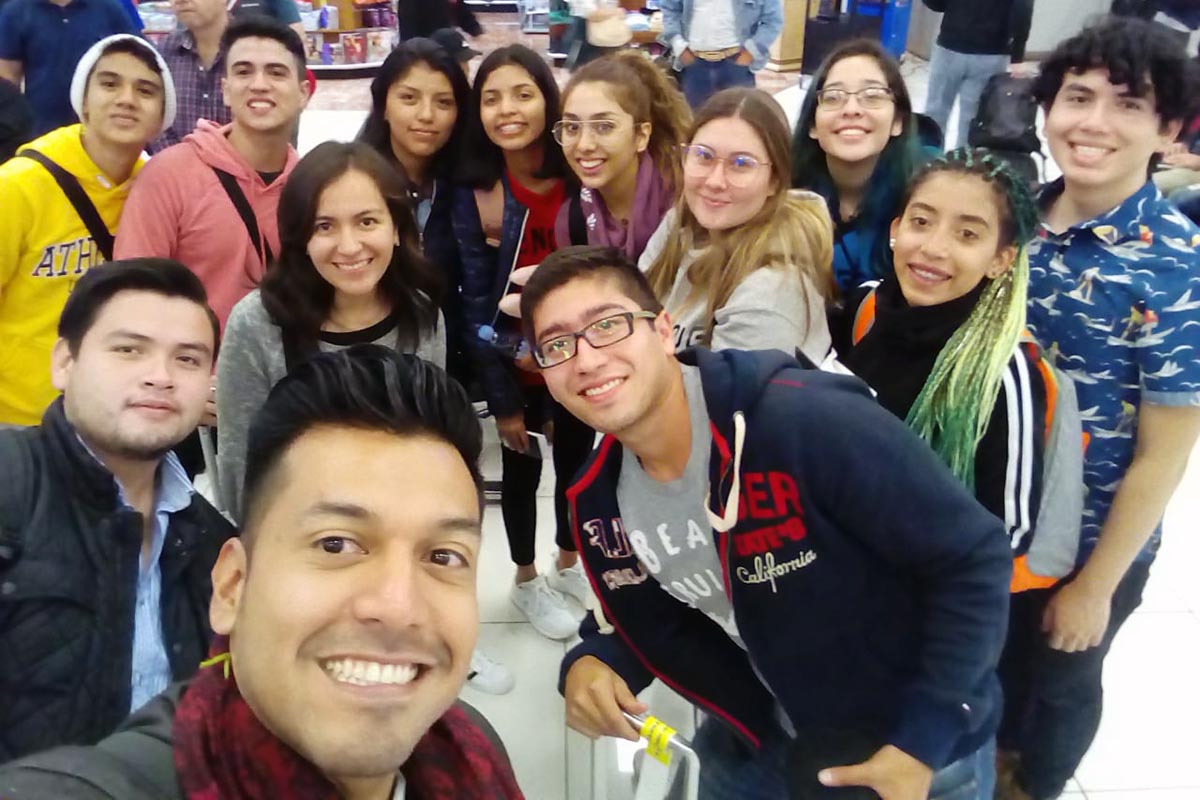 3 / 4 - Comitiva en el aeropuerto de Los Angeles.