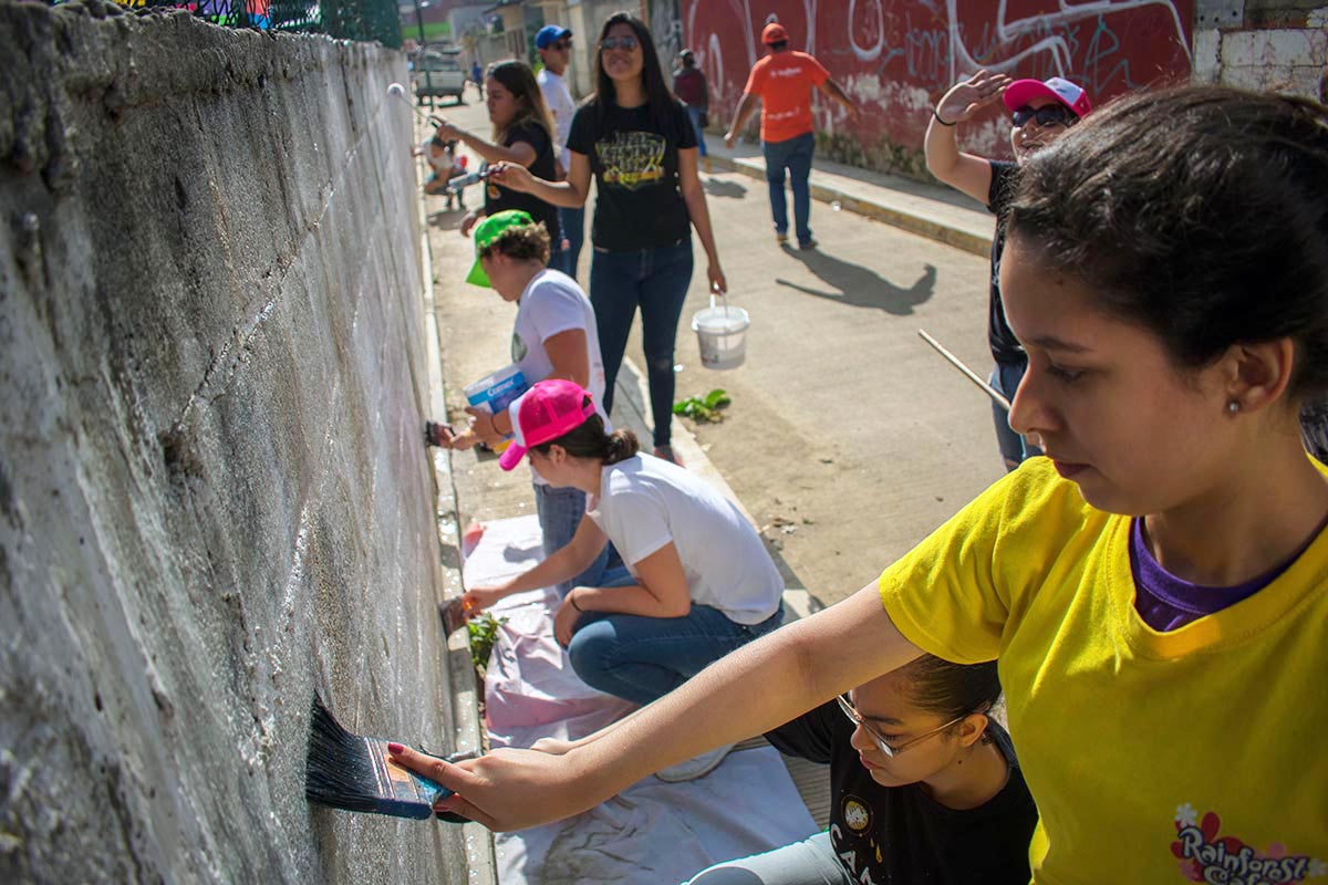 1 / 6 - Integrantes de la mesa directiva de grupo ASUA y alumnos voluntarios.