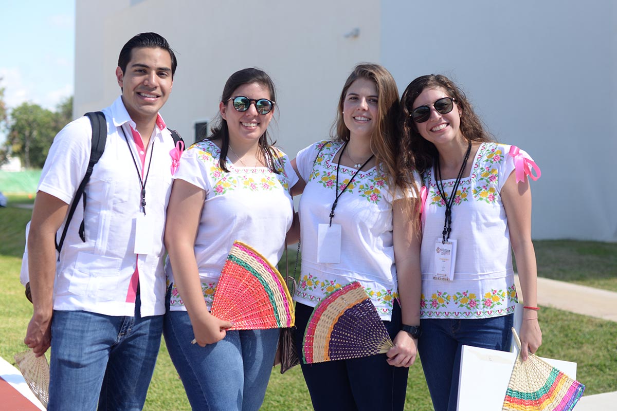 3 / 8 - En el segundo día del congreso, vestidos con guayaberas y huipiles.