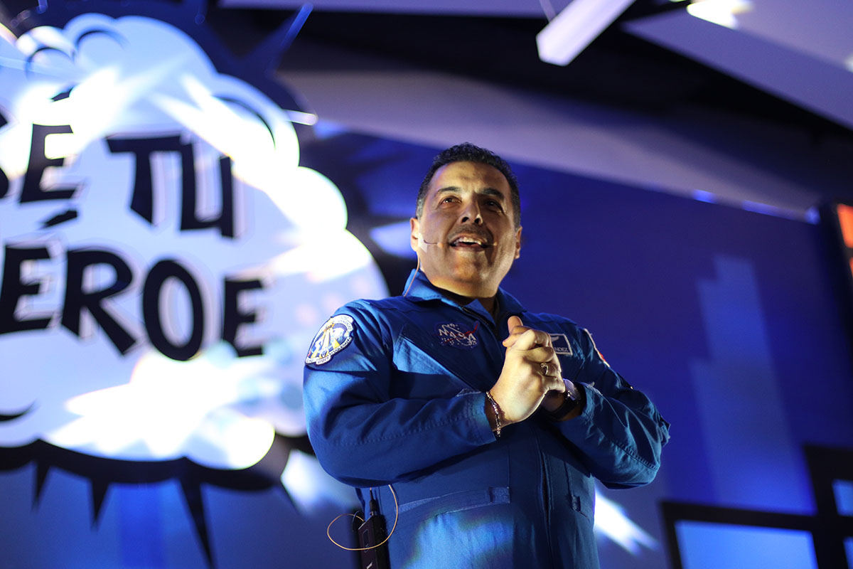 7 / 8 - José Hernández, astronauta mexicano de la misión 128 de la NASA.