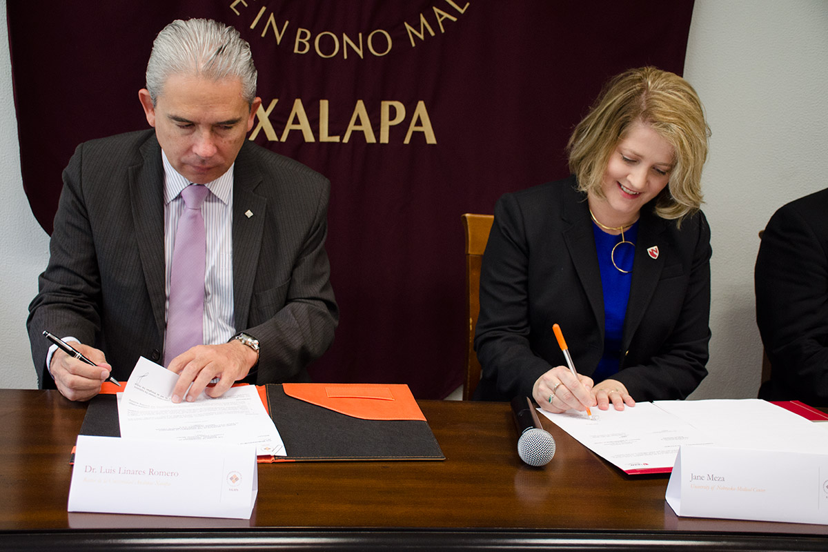 10 / 12 - La Escuela de Medicina de la UAX firma convenio sin precedentes en el país con la Universidad de Nebraska