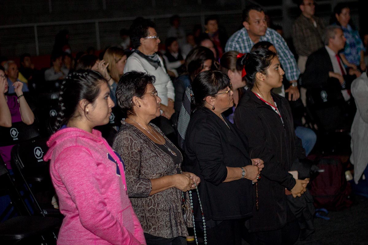 1 / 6 - En el periodo Mariano dedicamos día a día a recordar a nuestra Adorada Madre.