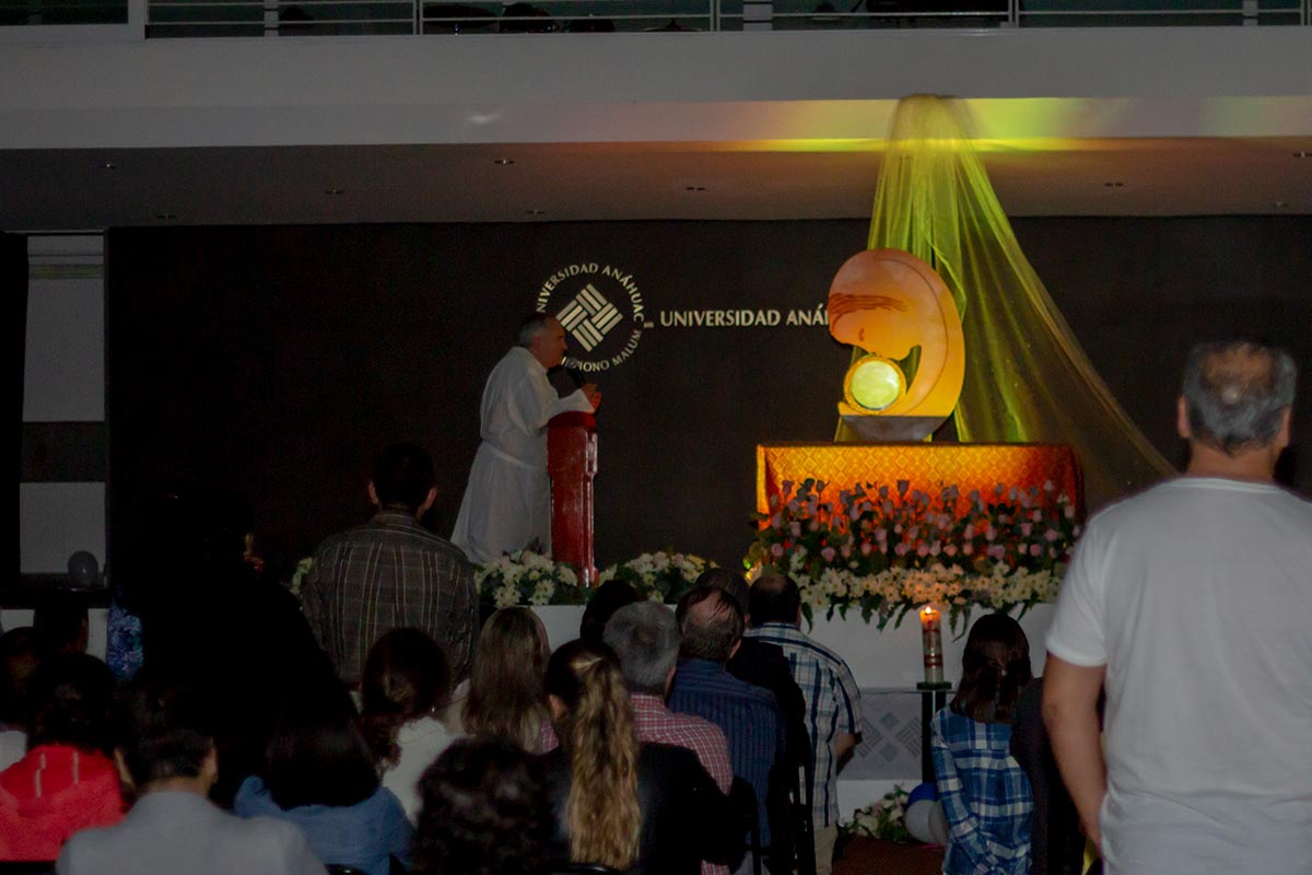 2 / 6 - La comunidad universitaria reunida a adorar y venerar a Jesús Sacramentado.