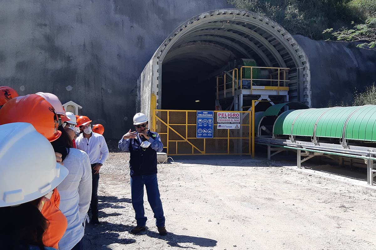 2 / 5 - Obtención de materias primas en la cantera local.