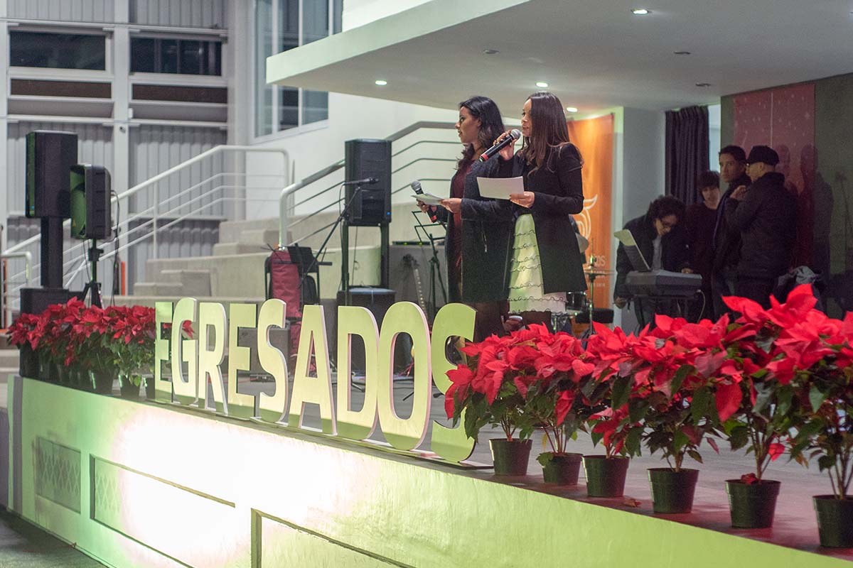 1 / 29 - Brindis Navideño de Egresados 2018 Back to the Beginning