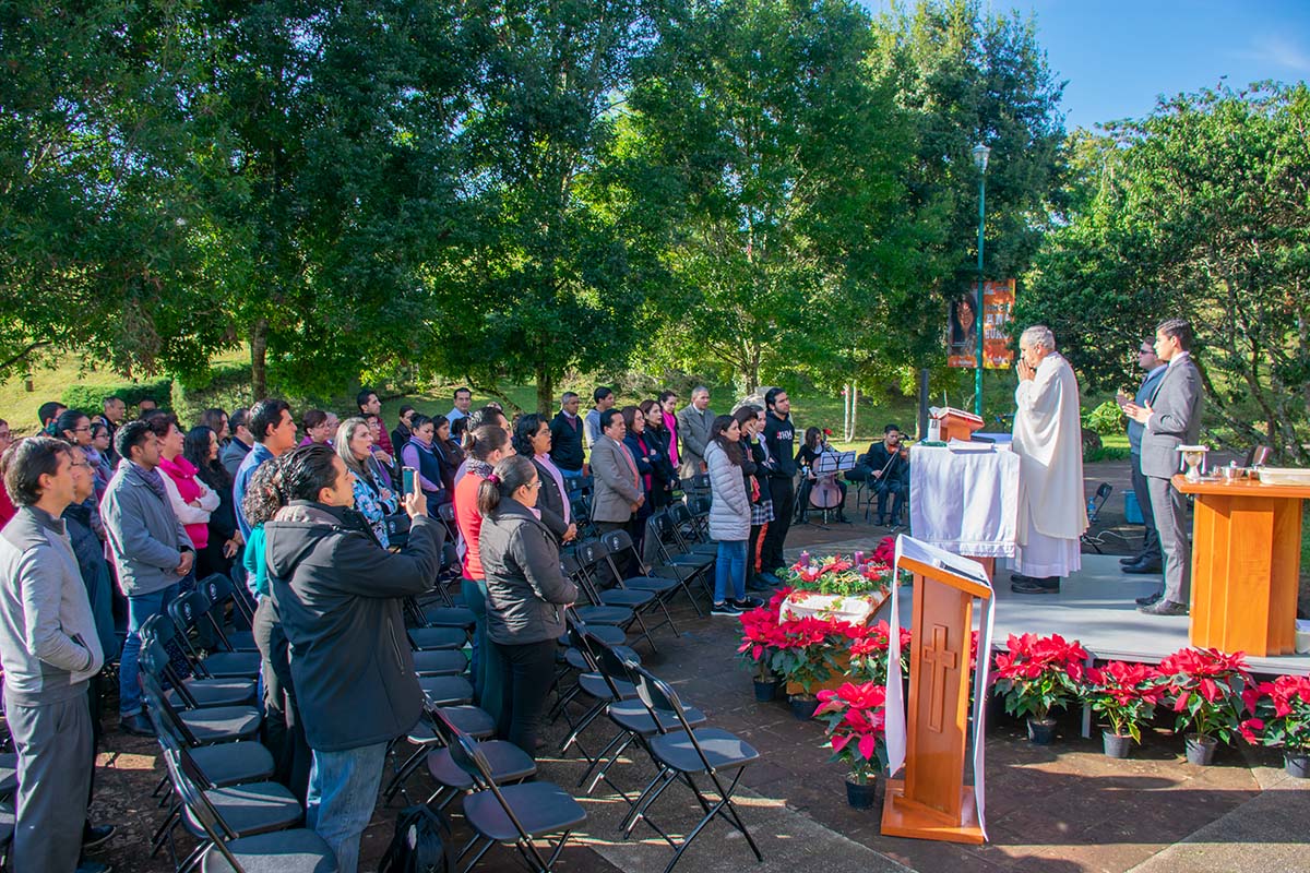 2 / 6 - Los jardines universitarios se arreglaron para recibir el altar.