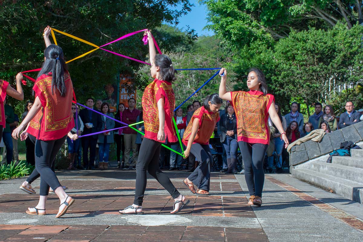 3 / 6 - Las universitarias, con brillante sincronización, bailaron en su honor.