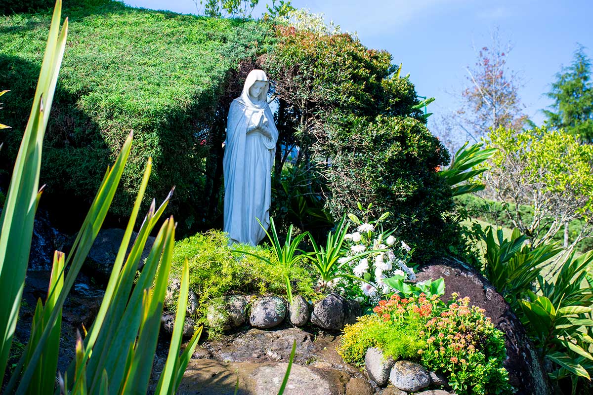 5 / 6 - En la gruta que cobija la imagen de nuestra Santísima Reina de Guadalupe.