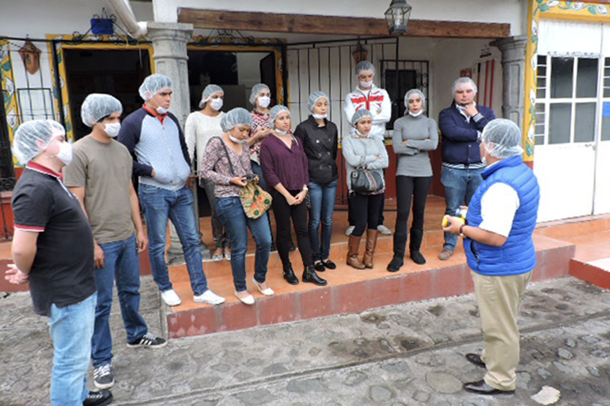 2 / 5 - Alumnos visitan Mole Xiqueño