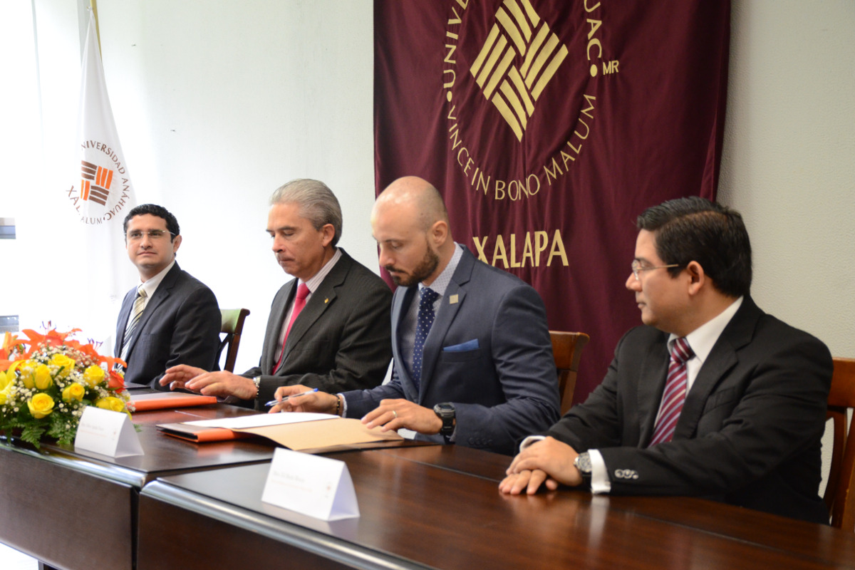 2 / 8 - Firma Universidad Anáhuac convenio de colaboración con el SAT