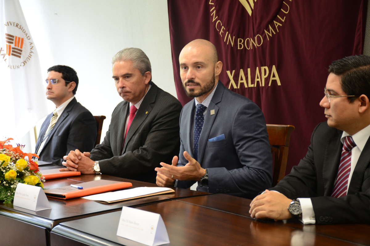 4 / 8 - Firma Universidad Anáhuac convenio de colaboración con el SAT