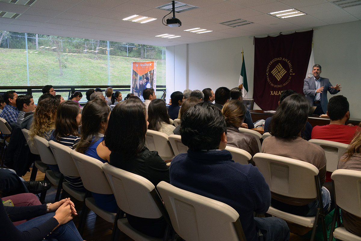 1 / 3 - Gerente general de Invivienda imparte conferencia magistral