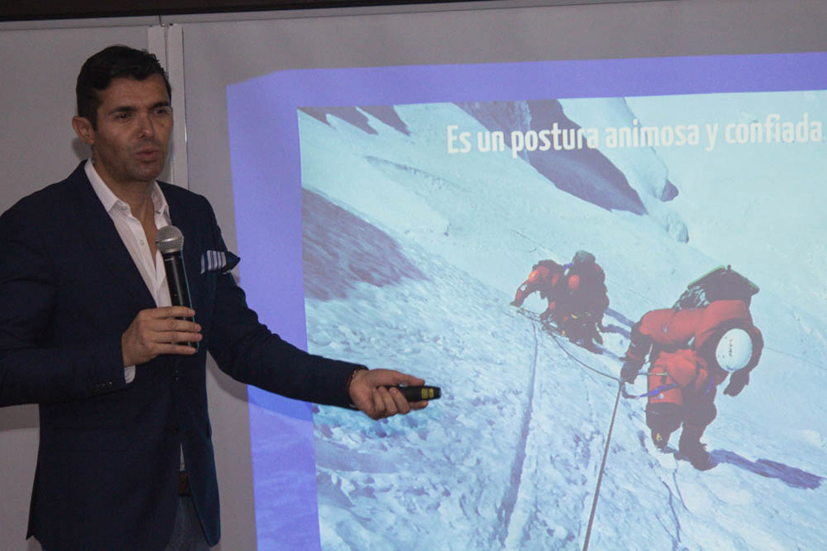 3 / 8 - El Director de Tommy Hilfiger México imparte conferencia en la UAX
