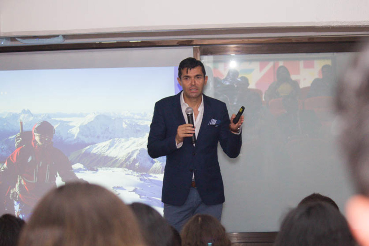 4 / 8 - El Director de Tommy Hilfiger México imparte conferencia en la UAX