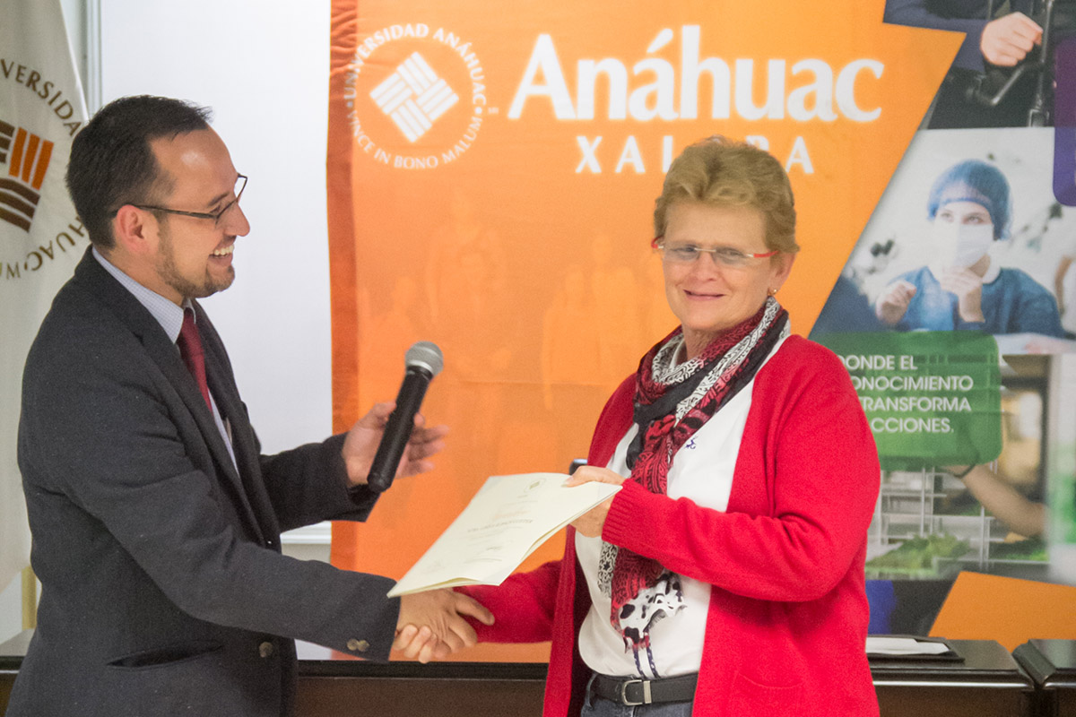 9 / 10 - La Mtra. Gisela Rubach imparte conferencia en la Anáhuac