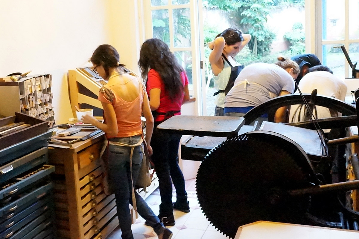 3 / 6 - Alumnos de Diseño Gráfico visitan La Ceiba Gráfica 3 / 6 - Alumnos de Diseño Gráfico visitan La Ceiba Gráfica