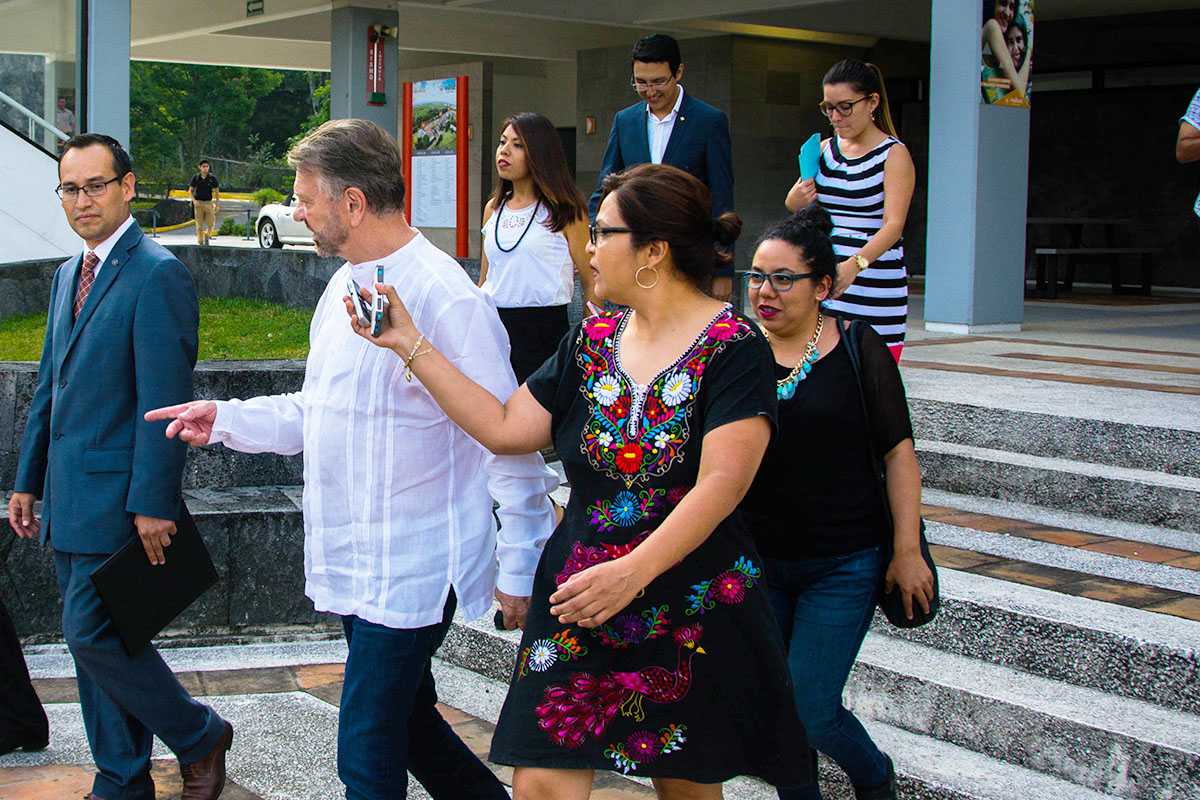 2 / 8 - Dr. Jorge Castañeda presenta libro en la Anáhuac Xalapa