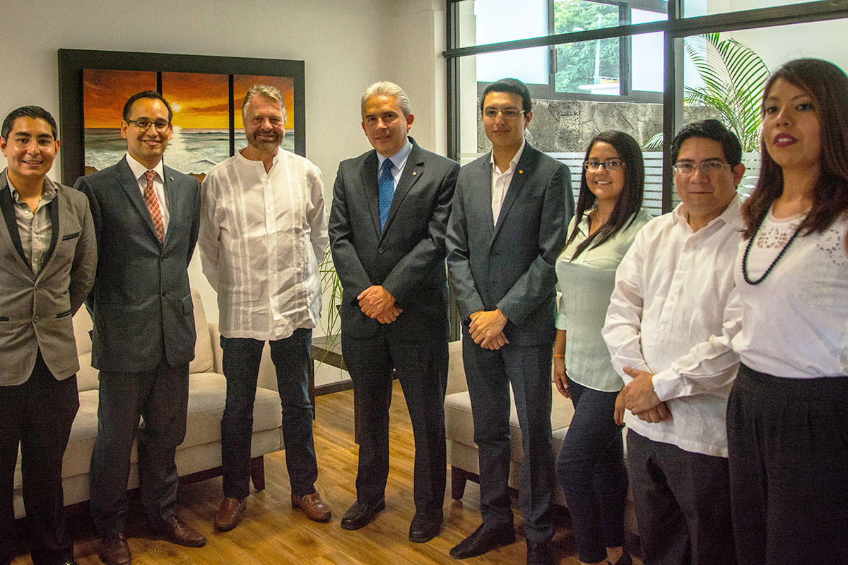 4 / 8 - Dr. Jorge Castañeda presenta libro en la Anáhuac Xalapa