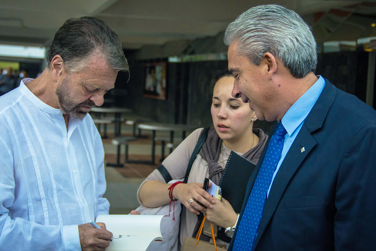 8 / 8 - Dr. Jorge Castañeda presenta libro en la Anáhuac Xalapa