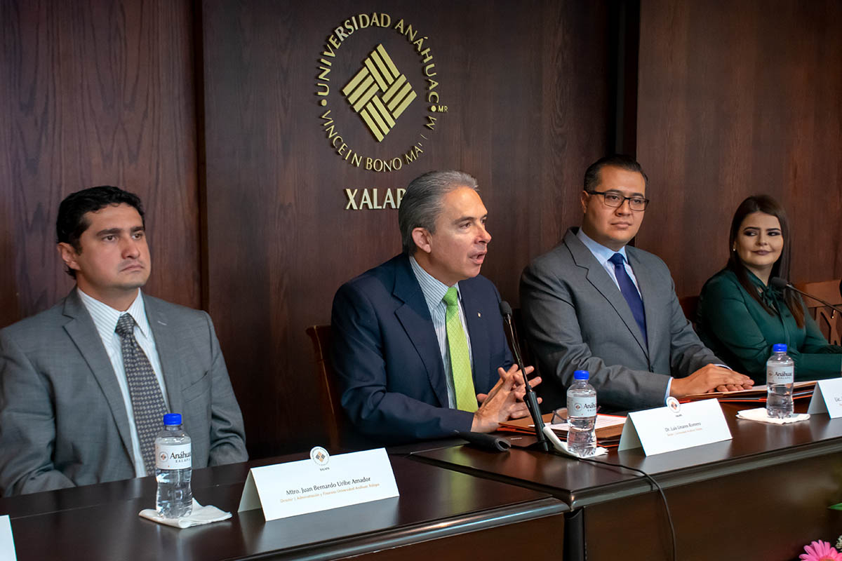 2 / 6 - Autoridades de la Universidad y del Ayuntamiento de Coatepec.