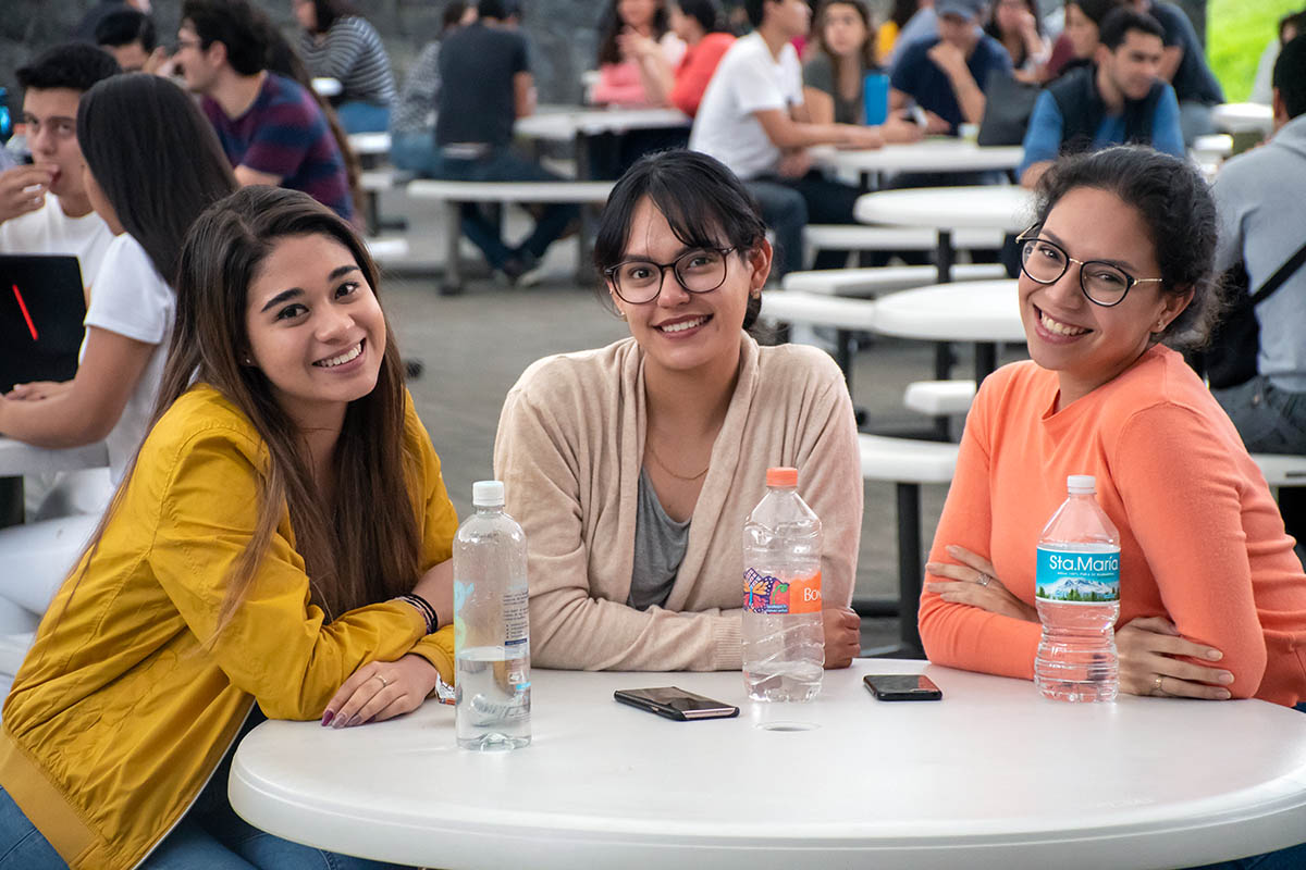 6 / 7 - Alumnas disfrutando un momento en el área de cafetería.