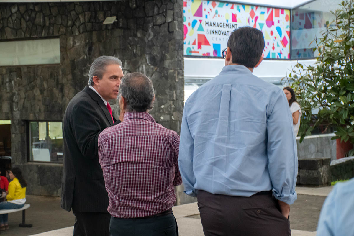 7 / 7 - Dr. Luis Linares Romero con miembros del honorable Patronato.