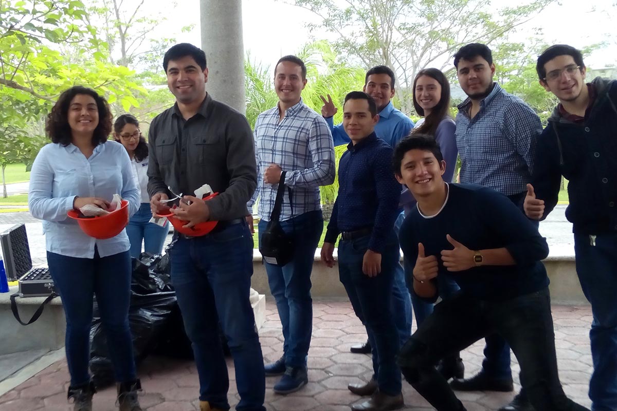 1 / 3 - Alumnos de Administración visitan la Planta de Cementos Moctezuma