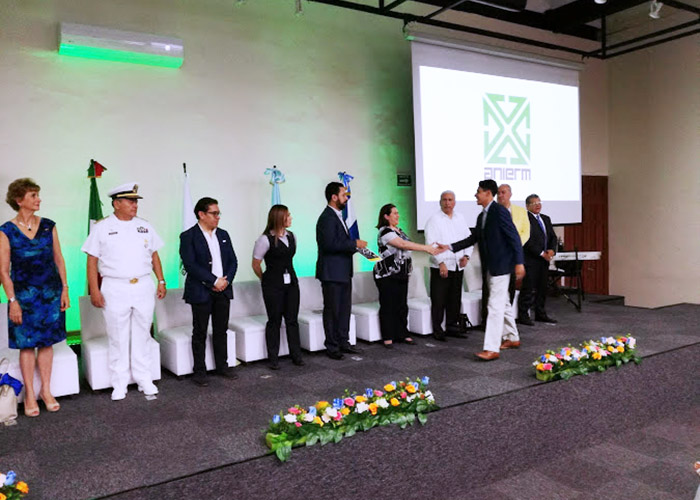 1 / 6 - Hugo Castillo Virués recibe reconocimiento del Dr. Gerardo Tajonar Castro.