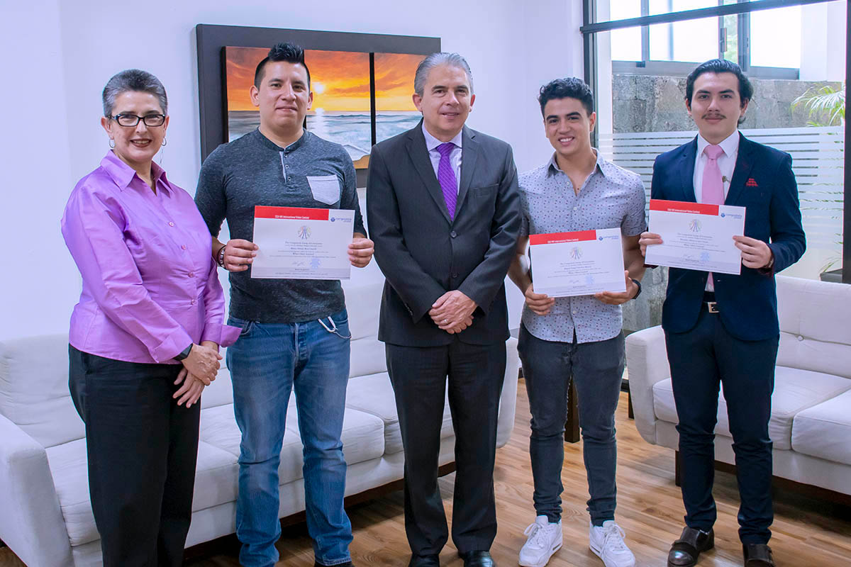 5 / 6 - Autoridades de la Universidad con los alumnos ganadores.