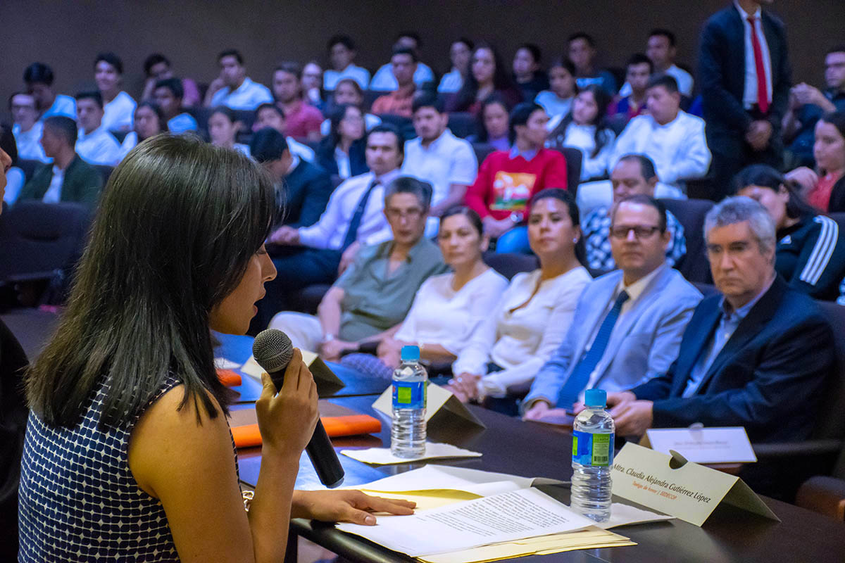 3 / 8 - Profesores, alumnos e invitados a la firma del convenio.