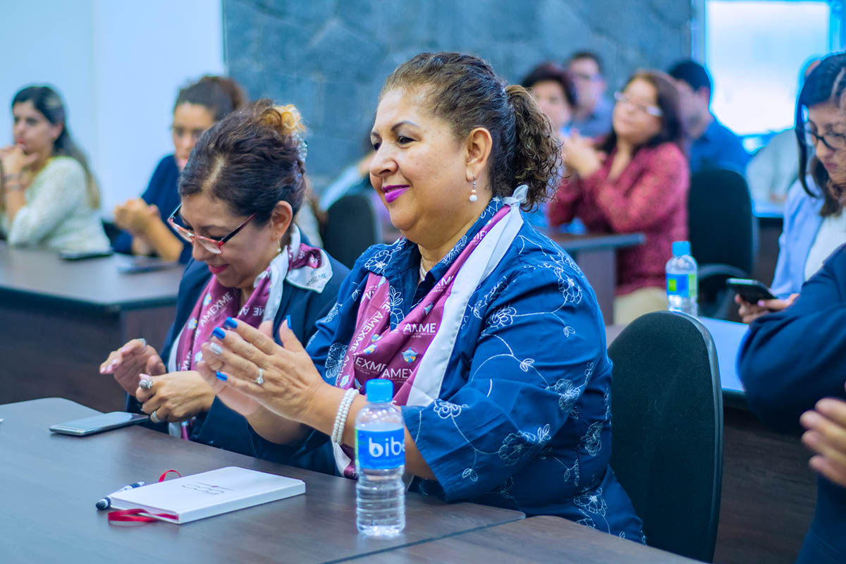 2 / 7 - Propiciamos el Desarrollo Empresarial mediante la Firma del Convenio con la AMEXME, Capítulo Xalapa