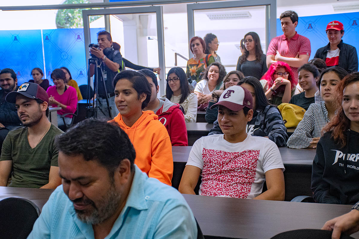 1 / 6 - Alumnos y profesores de la Escuela de Comunicación.