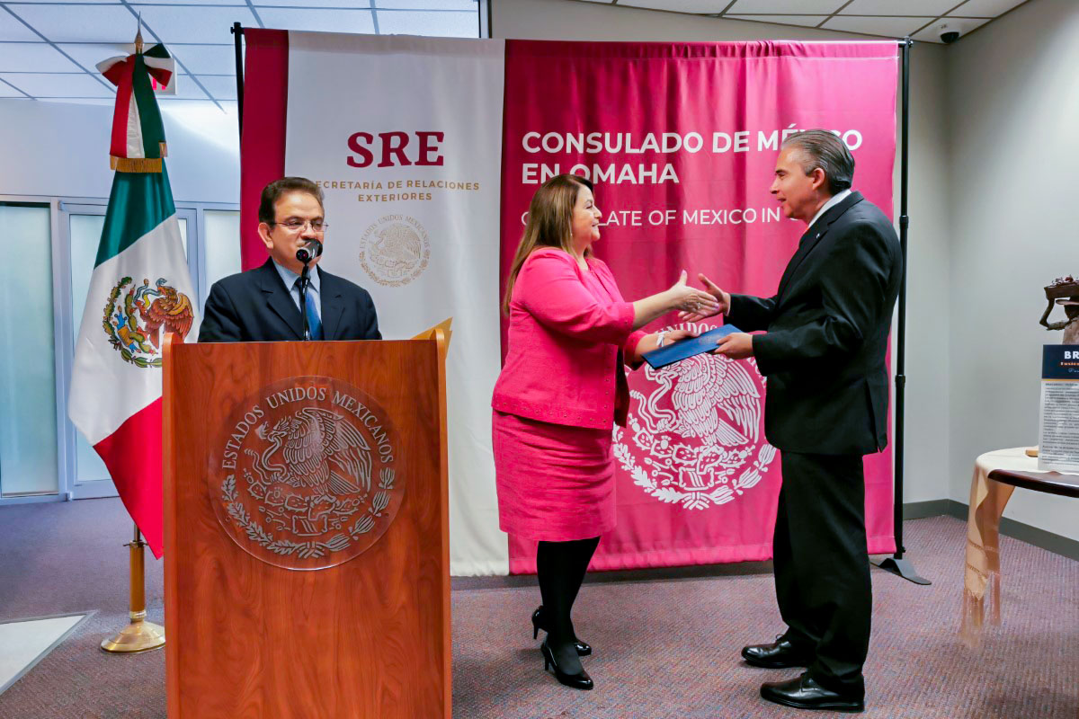 3 / 3 - El Consulado de México en Omaha entrega Reconocimiento al Dr. Luis Linares Romero