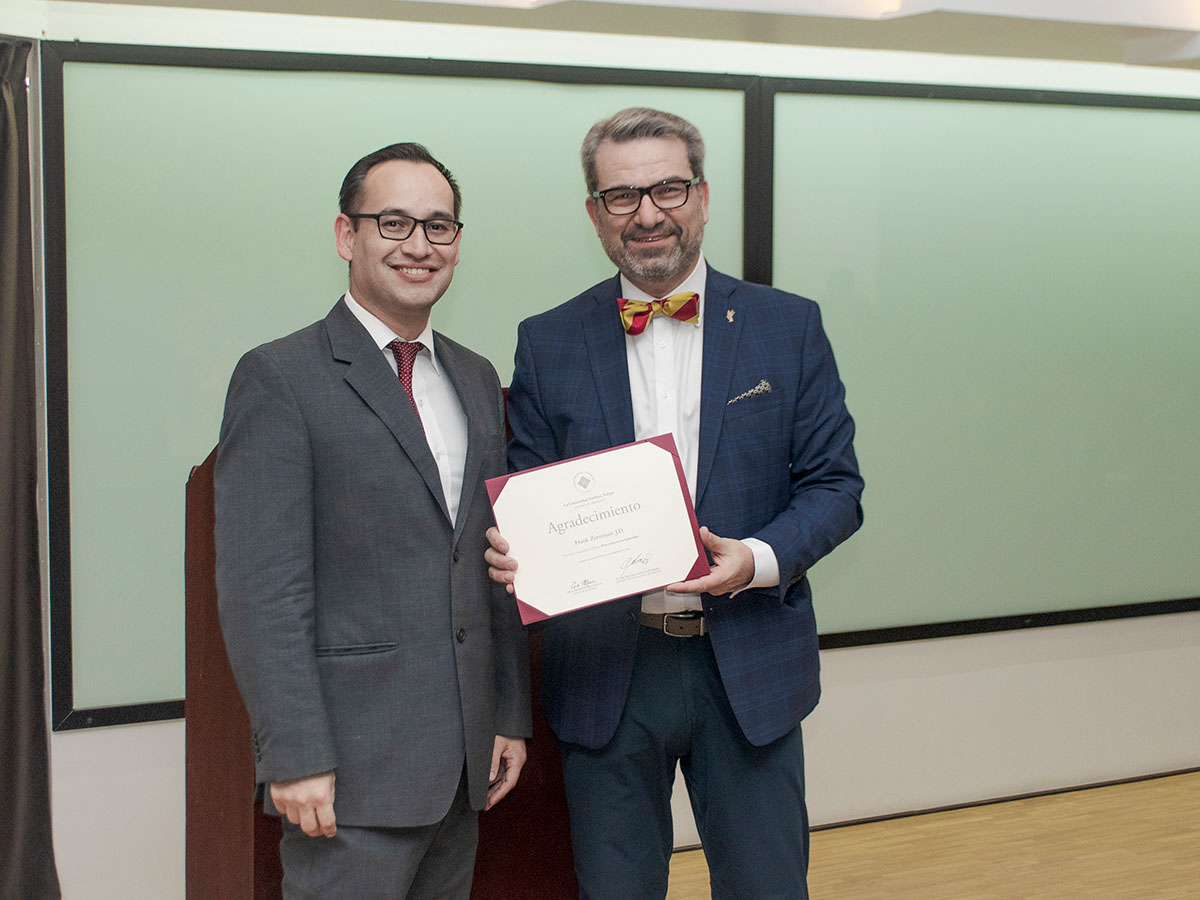 4 / 4 - Dr. Frank Zerunyan en la Universidad Anáhuac Xalapa