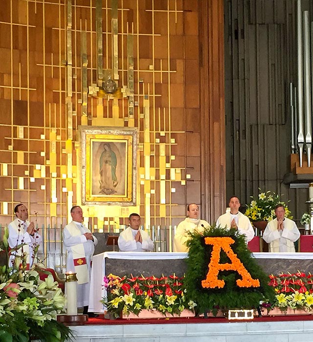 Jóvenes Universitarios Anáhuac a los Pies de la Guadalupana
