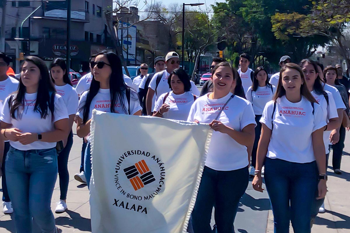 1 / 5 - Jóvenes Universitarios Anáhuac a los Pies de la Guadalupana