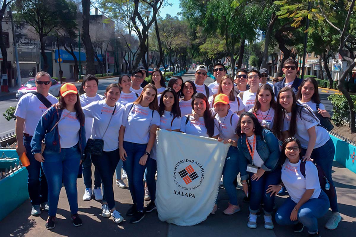 2 / 5 - Jóvenes Universitarios Anáhuac a los Pies de la Guadalupana