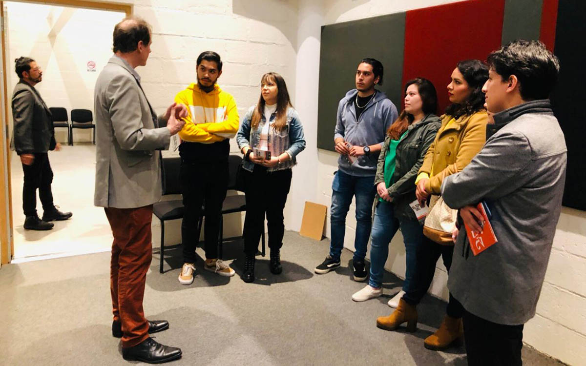 2 / 4 - Alumnos de Dirección de Empresas de Entretenimiento visitan el Backstage de la OSX