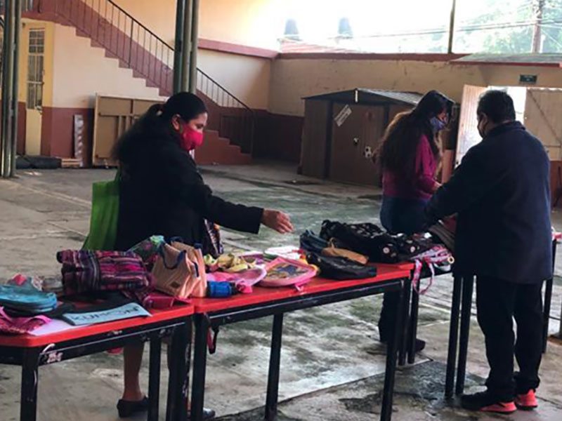 1 / 4 - Alumnos del Grupo Soñar Despierto Realizan Entrega de Artículos Escolares y de Libros