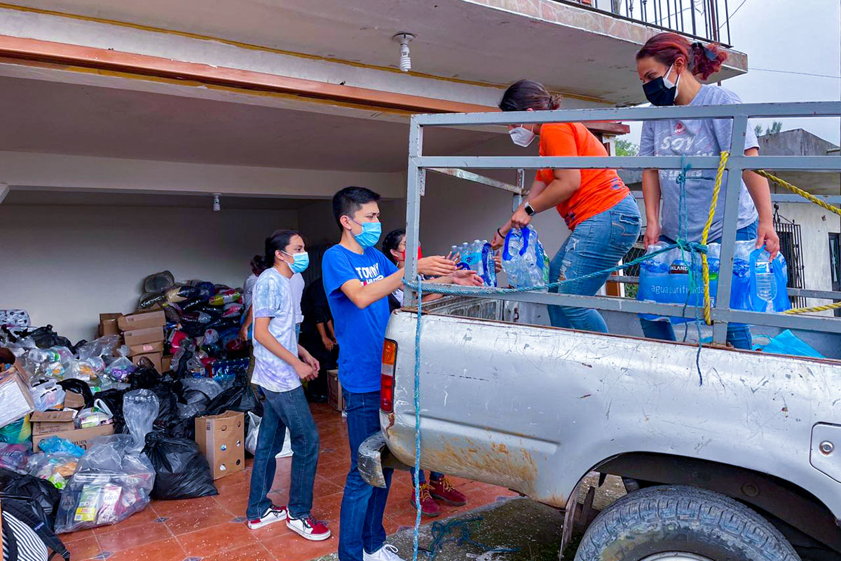 5 / 6 - Despensas e Insumos se Entregaron a Comunidades Afectadas por el Huracán Grace