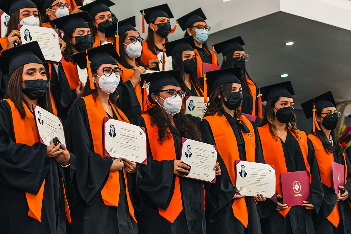 16 / 81 - Egresa una Generación Más de Líderes de Acción Positiva de la Anáhuac Veracruz