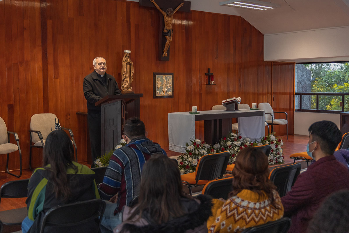 1 / 36 - La Esperanza del Adviento Llega a Nuestra Universidad