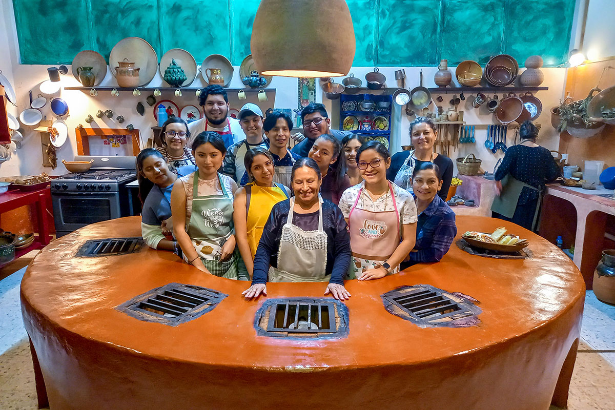 1 / 5 - Alumnos de Turismo Participaron en Acuyo Taller de Cocina Tradicional