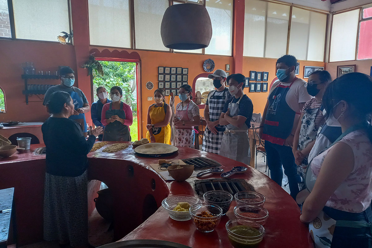 3 / 5 - Alumnos de Turismo Participaron en Acuyo Taller de Cocina Tradicional