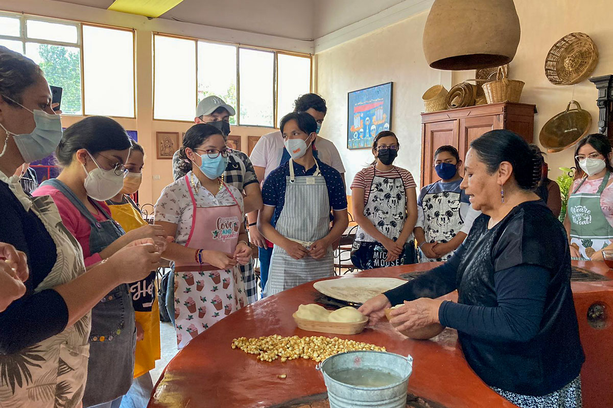 4 / 5 - Alumnos de Turismo Participaron en Acuyo Taller de Cocina Tradicional
