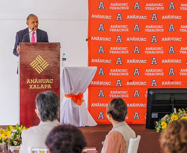 Distinguidas Figuras del &Aacute;rea de la Salud en la Presentaci&oacute;n de Dos Nuevos Posgrados