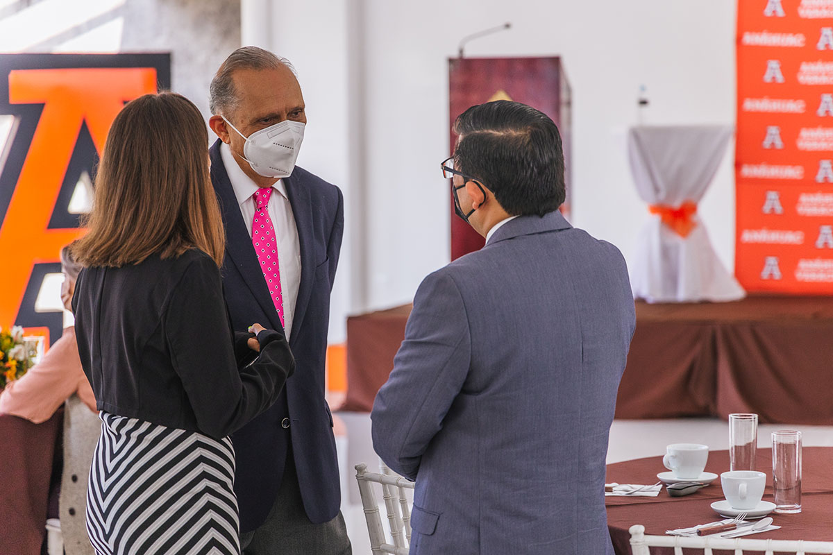 2 / 14 - Distinguidas Figuras del Área de la Salud en la Presentación de Dos Nuevos Posgrados