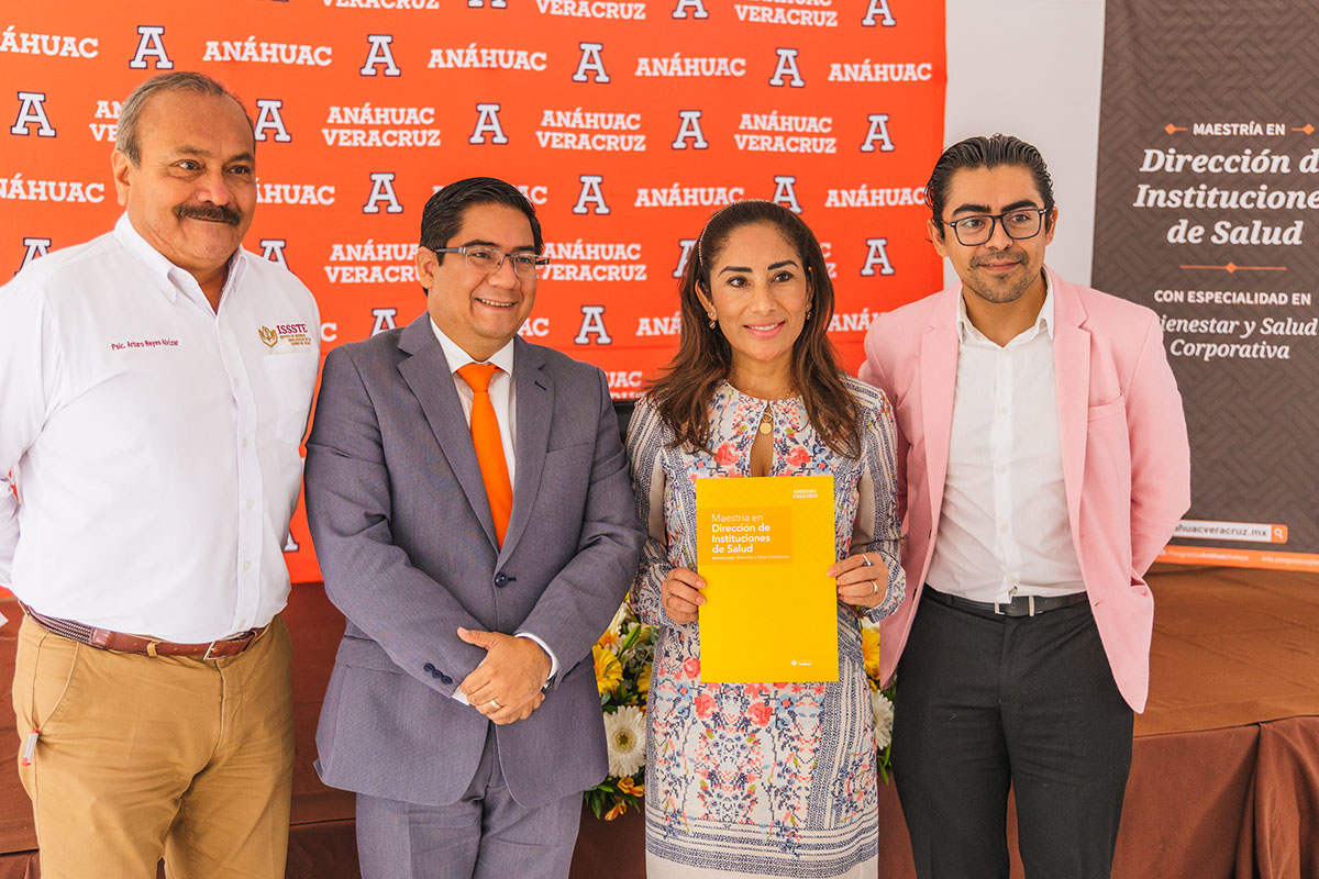 14 / 14 - Distinguidas Figuras del Área de la Salud en la Presentación de Dos Nuevos Posgrados