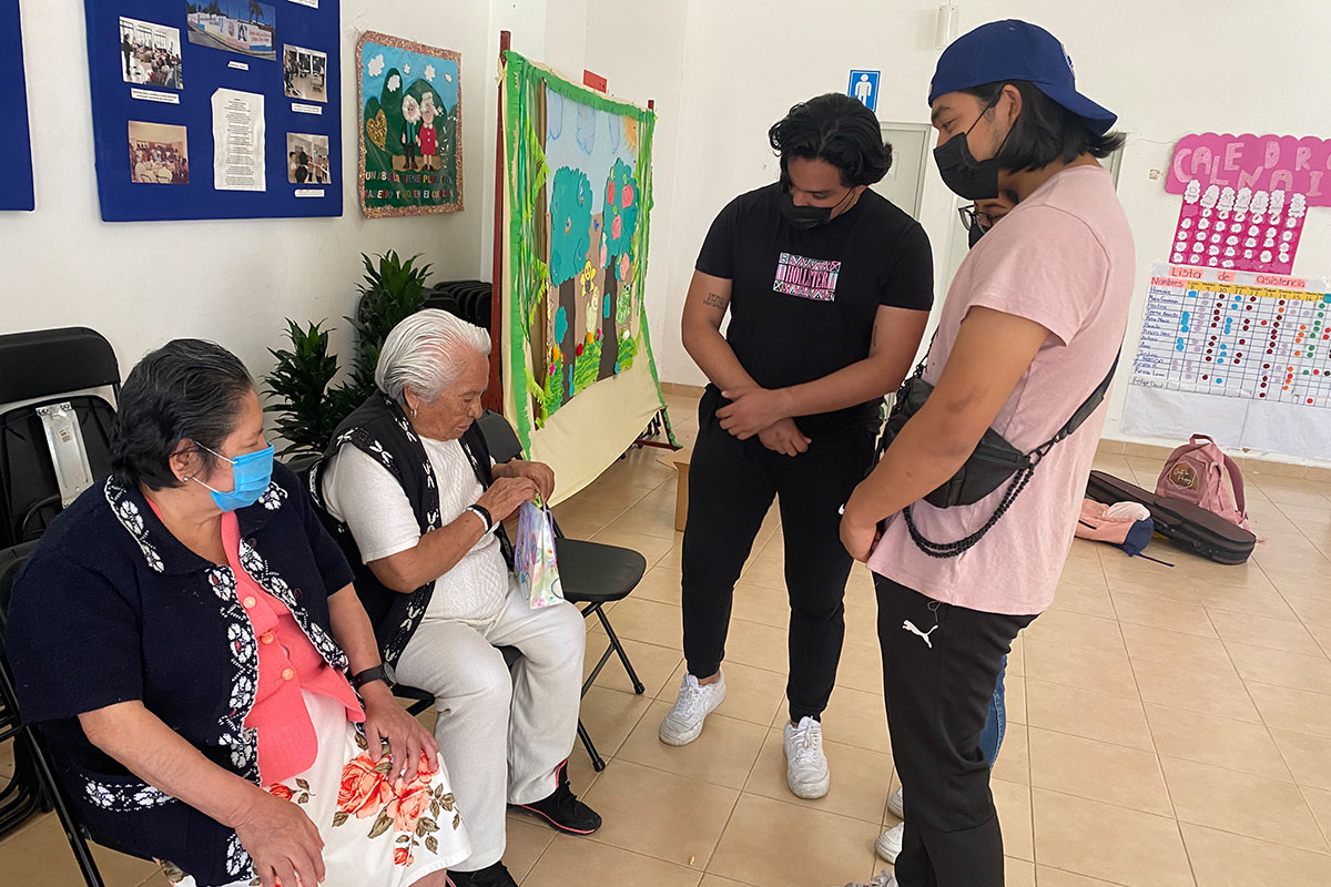 10 / 27 - Festejando el Día del Abuelo en Compañía de ASUA