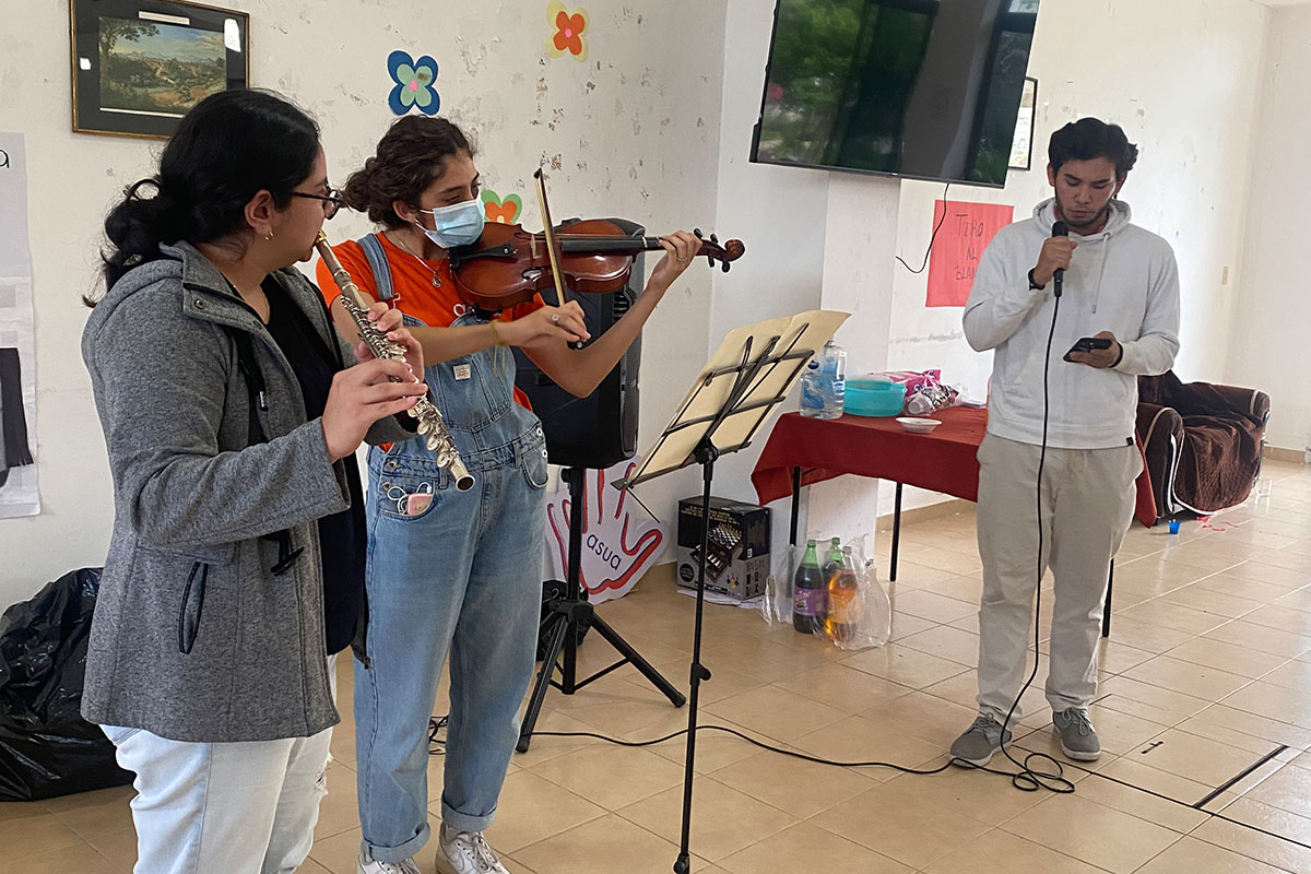 22 / 27 - Festejando el Día del Abuelo en Compañía de ASUA